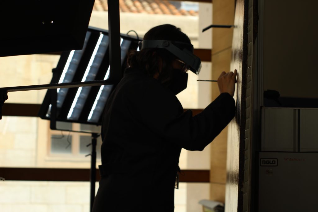 técnico restaurando una obra en el muse del prado