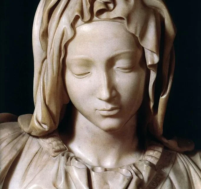 fragmento de la escultura la piedad de miguel angel en el museo vaticano