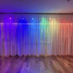 imagen de focos rgbw iluminando en un museo