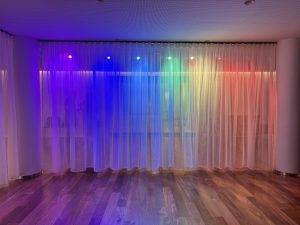 imagen de focos rgbw iluminando en un museo